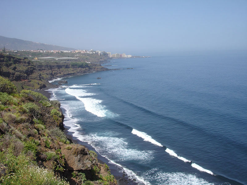 Felsige Küste und Meer in Puerto de la Cruz, Teneriffa.