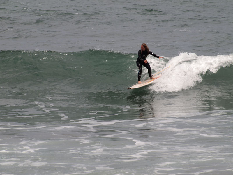 Surfer auf einer Welle auf Teneriffa.