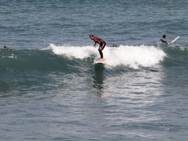 Surfer, der auf einer Welle im Meer von Teneriffa reitet.