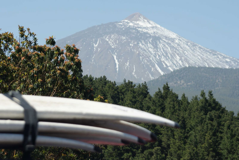 Surfbretter mit dem Teide-Berg im Hintergrund auf Teneriffa.
