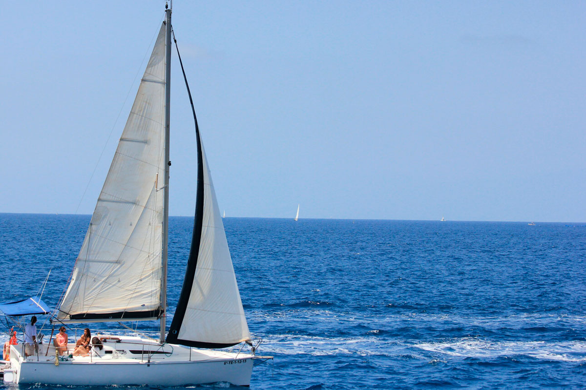 Segelboot auf See bei Teneriffa.