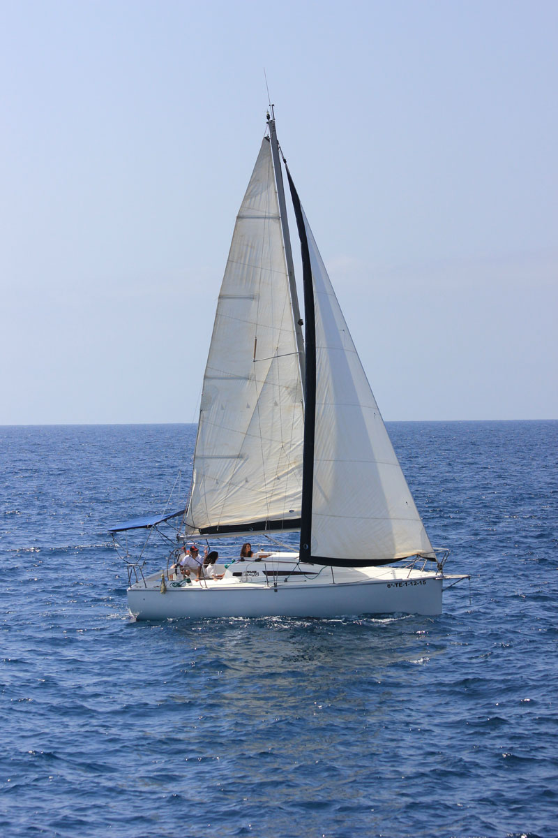 Segelboot auf See bei Teneriffa.