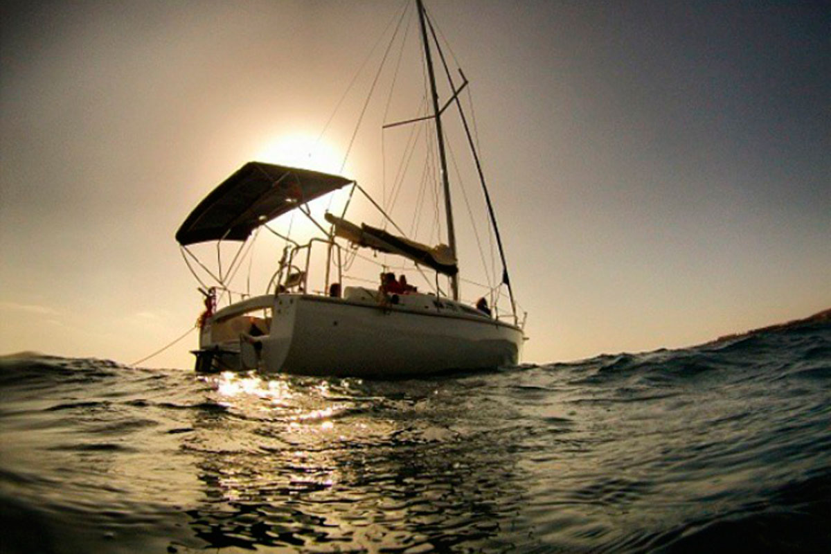 Segelboot auf See bei Sonnenuntergang nahe Teneriffa.