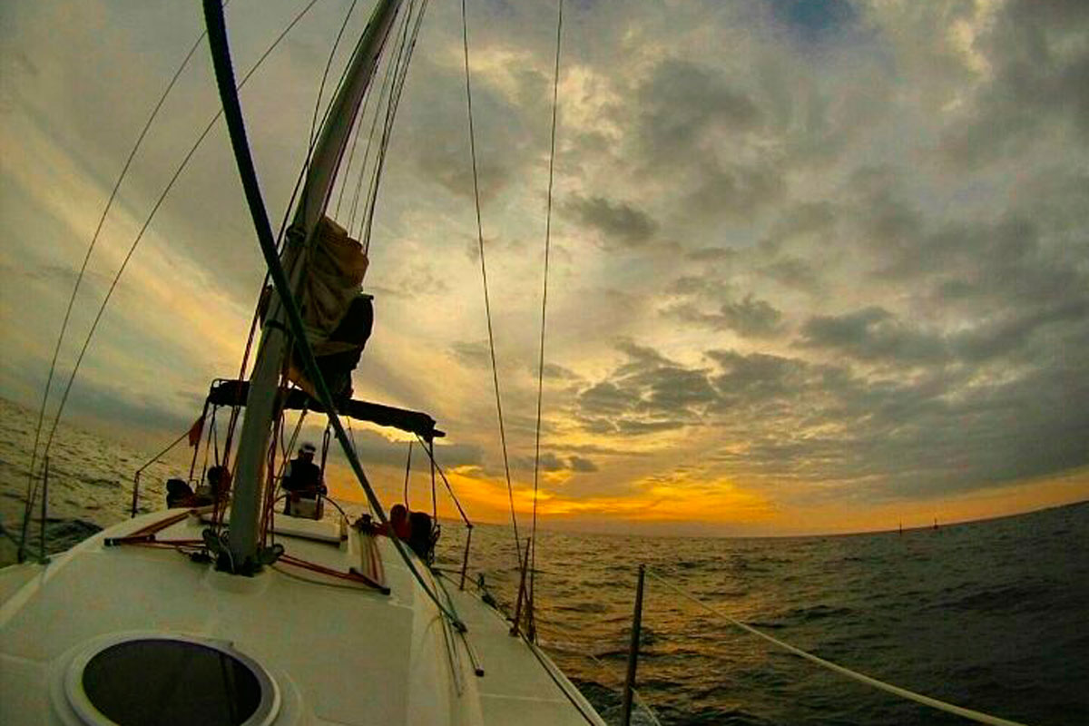 Segeln bei Sonnenuntergang auf dem Meer nahe Teneriffa.