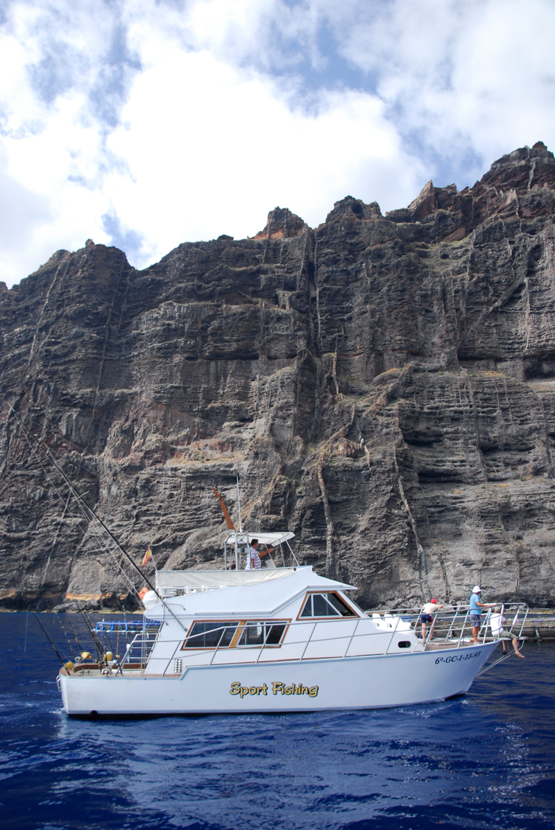 Sportfischerboot vor den Klippen von Los Gigantes, Teneriffa.