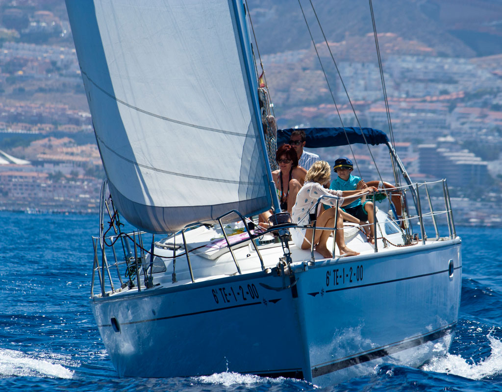 Menschen, die mit einem Segelboot vor der Küste Teneriffas segelten.