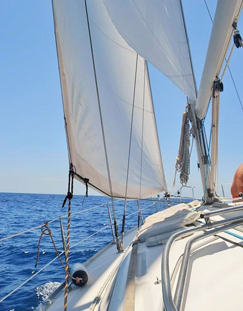 Ich segelte mit einem Segelboot auf dem Meer bei Teneriffa bei klarem Himmel.