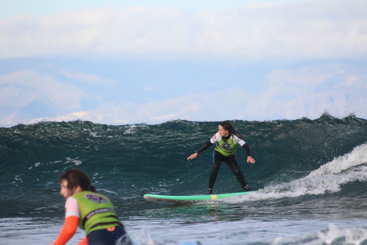 Surfer in Aktion auf Wellen auf Teneriffa.