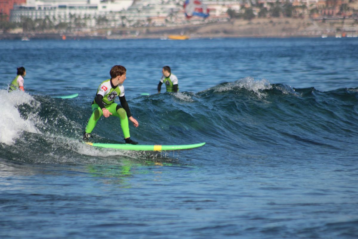 Surfer in Aktion auf einer Welle an den Stränden von Teneriffa.