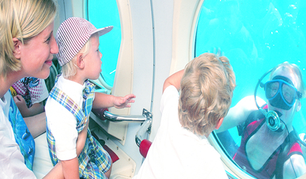 Familie beobachtet Taucher vom U-Boot auf Teneriffa.