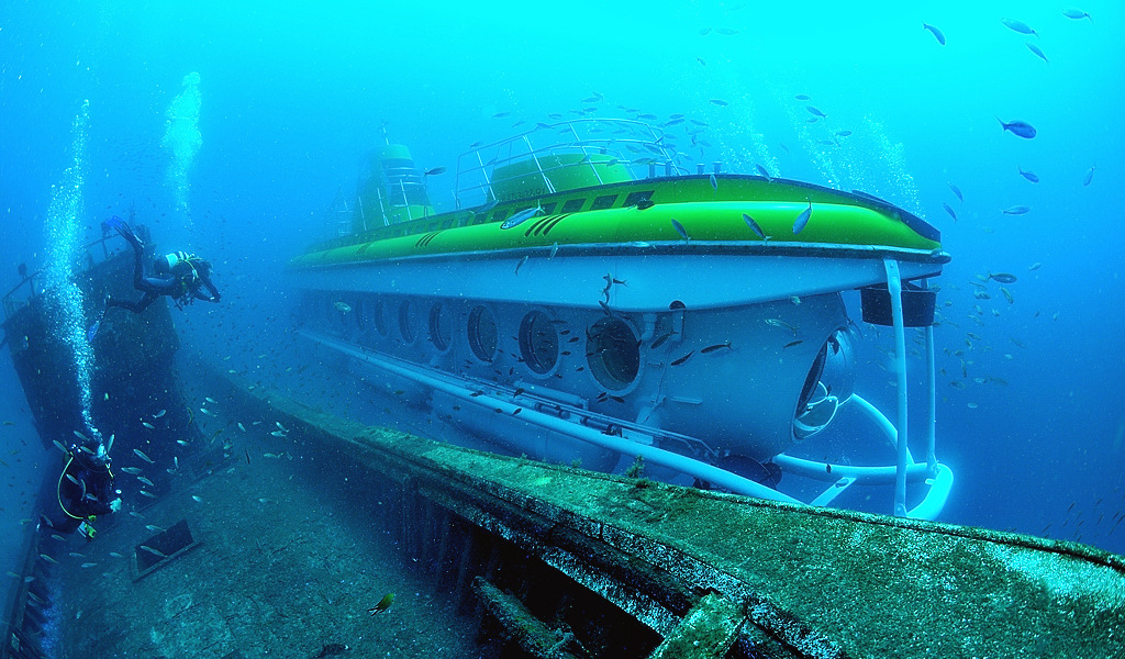 U-Boot- und Unterwassertaucher in den Gewässern von Teneriffa.