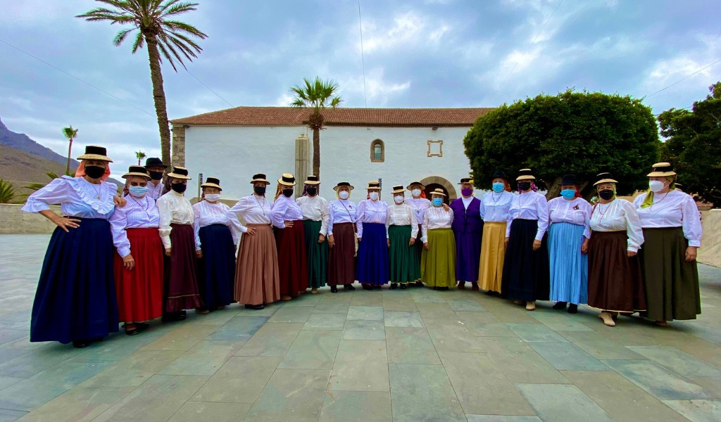 Gruppe von Menschen in traditionellen Kostümen in La Gomera, Teneriffa, vor einem Gebäude.