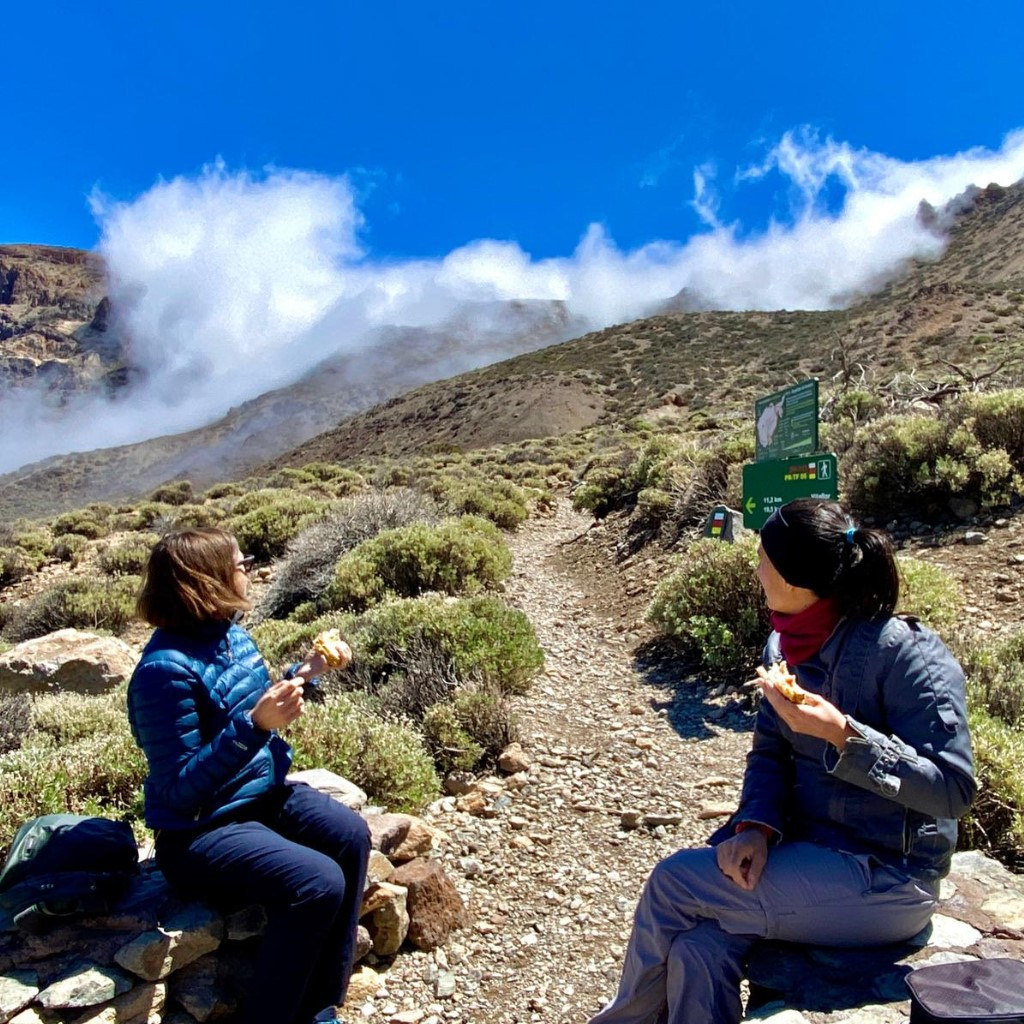 Menschen, die auf einem Wanderweg im Teide-Nationalpark auf Teneriffa essen.