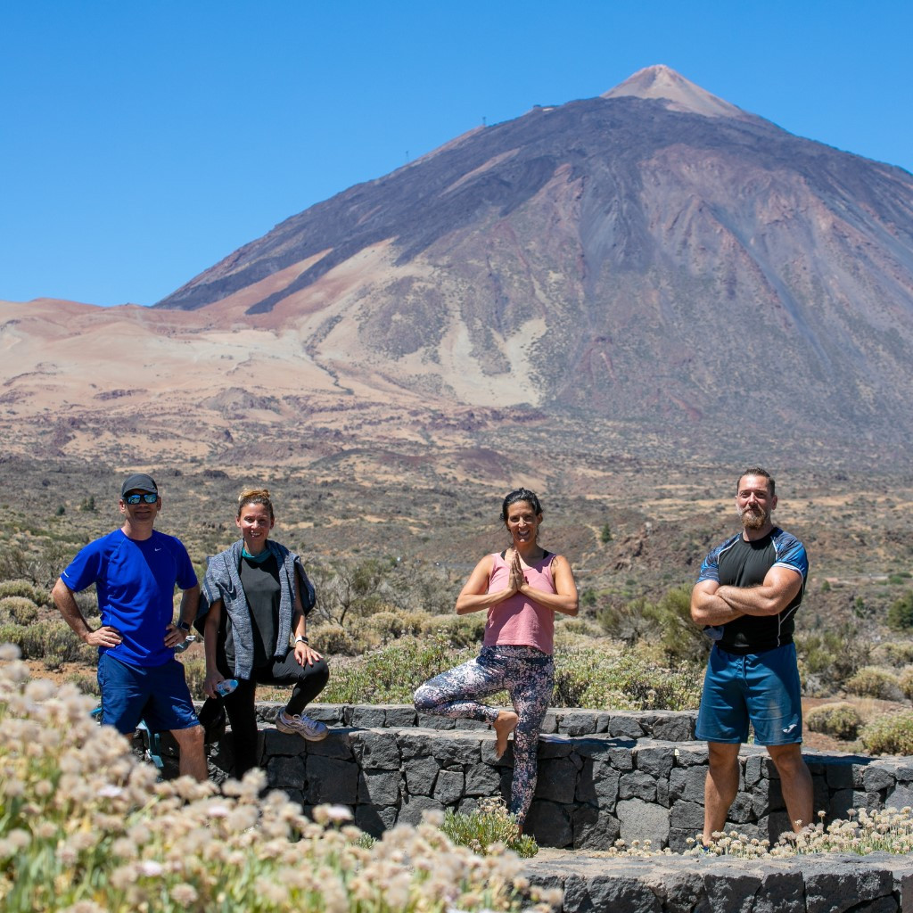 Vier Personen posieren im Teide-Nationalpark auf Teneriffa.