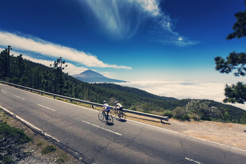 Radfahrer auf der Straße mit Blick auf den Teide auf Teneriffa.