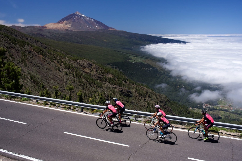 Radfahrer klettern in der Nähe des Berges Teide auf Teneriffa mit Blick auf das Tal und das Wolkenmeer.