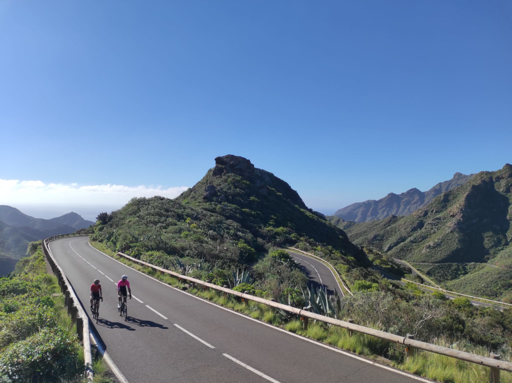 Zwei Radfahrer fahren auf einer kurvigen Straße in den Bergen von Teneriffa.