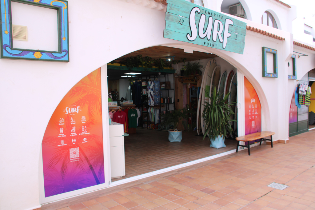 Surfshop auf Teneriffa mit Boards und Kleidung ausgestellt.