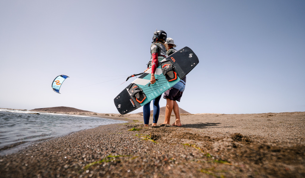 Menschen, die sich auf das Kitesurfen in El Médano, Teneriffa, vorbereiten.