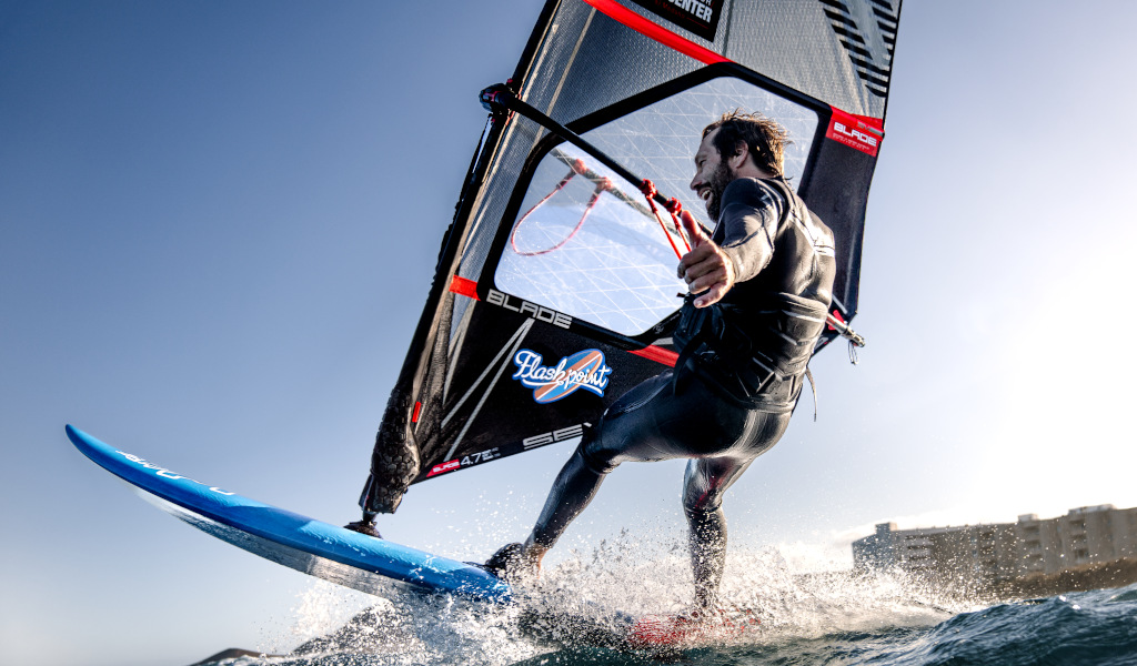 Person Windsurft an der Küste von Teneriffa.