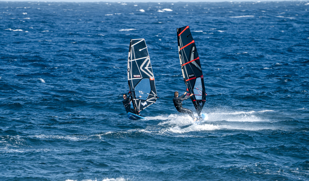 Zwei Personen Windsurfen im Meer von El Médano auf Teneriffa.