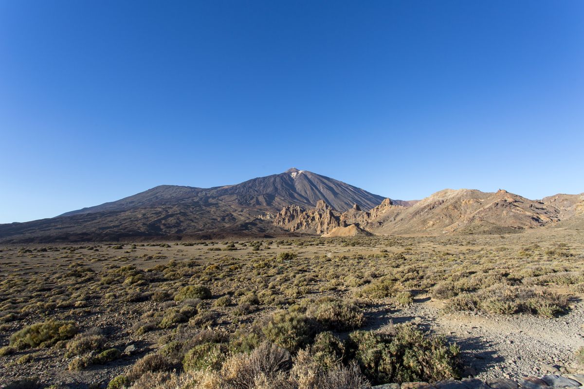 Landschaft des Monte Teide auf Teneriffa mit klarem Himmel und bergigem Gelände.