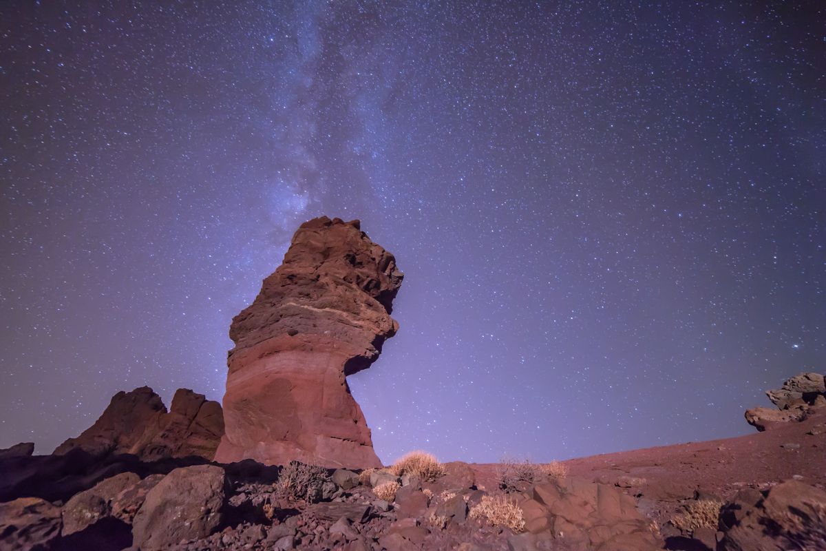 Sternenklarer Himmel über dem Teide auf Teneriffa mit markanten Felsformationen.