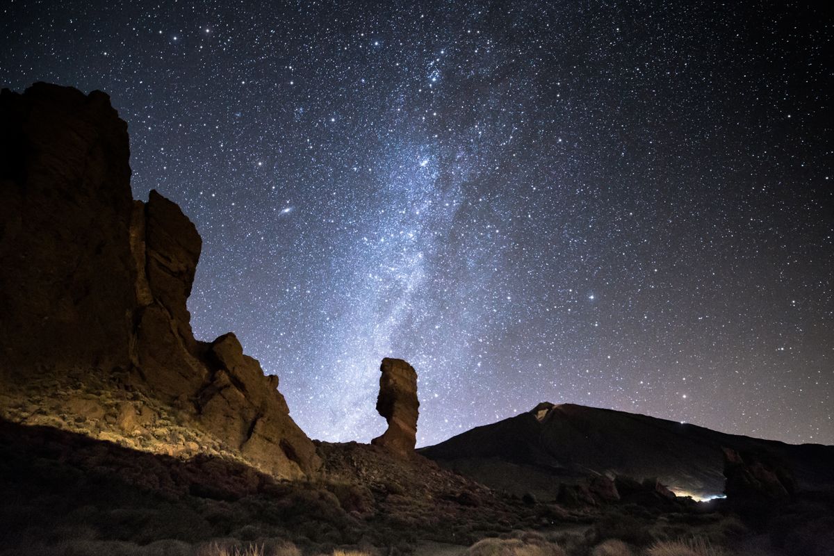 Sternenhimmel über der Landschaft des Montes Teide auf Teneriffa.