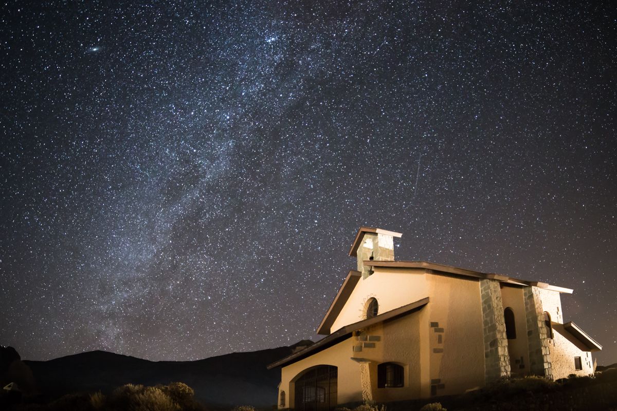 Sternenhimmel über einem Haus auf Teneriffa.