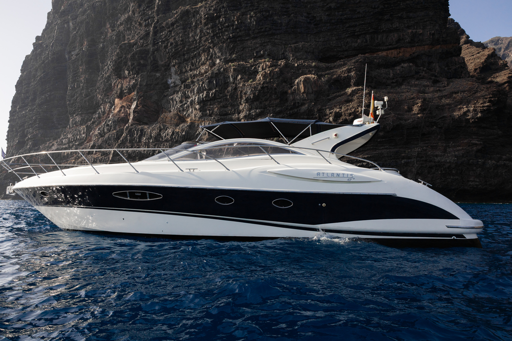 Atlantis-Yacht im Wasser vor den Klippen von Los Gigantes, Teneriffa.