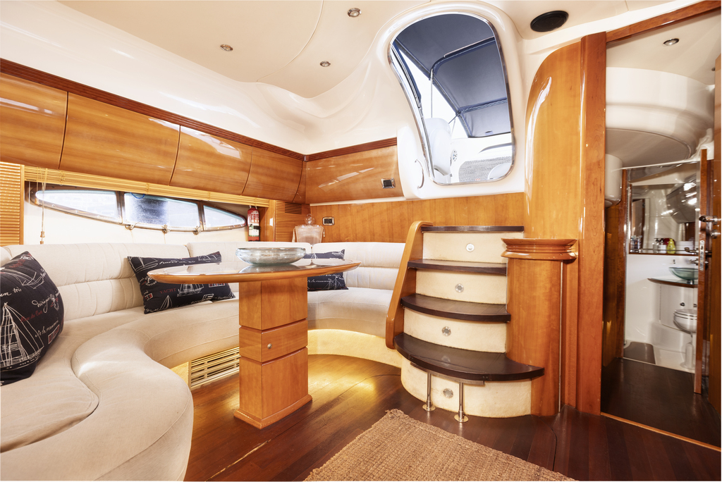 Innenraum einer Yacht auf Teneriffa mit Leiter und Rastplatz.