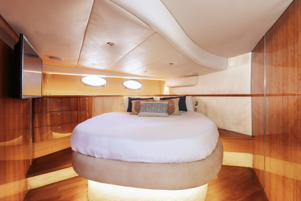 Bett mit Kissen im Yachtzimmer auf Teneriffa.
