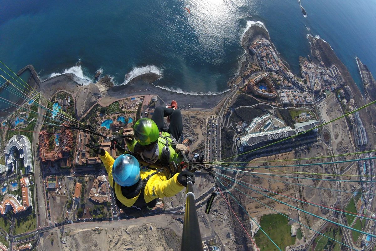 Paragliding über Costa Adeje auf Teneriffa mit Blick auf Ozean und Küste.