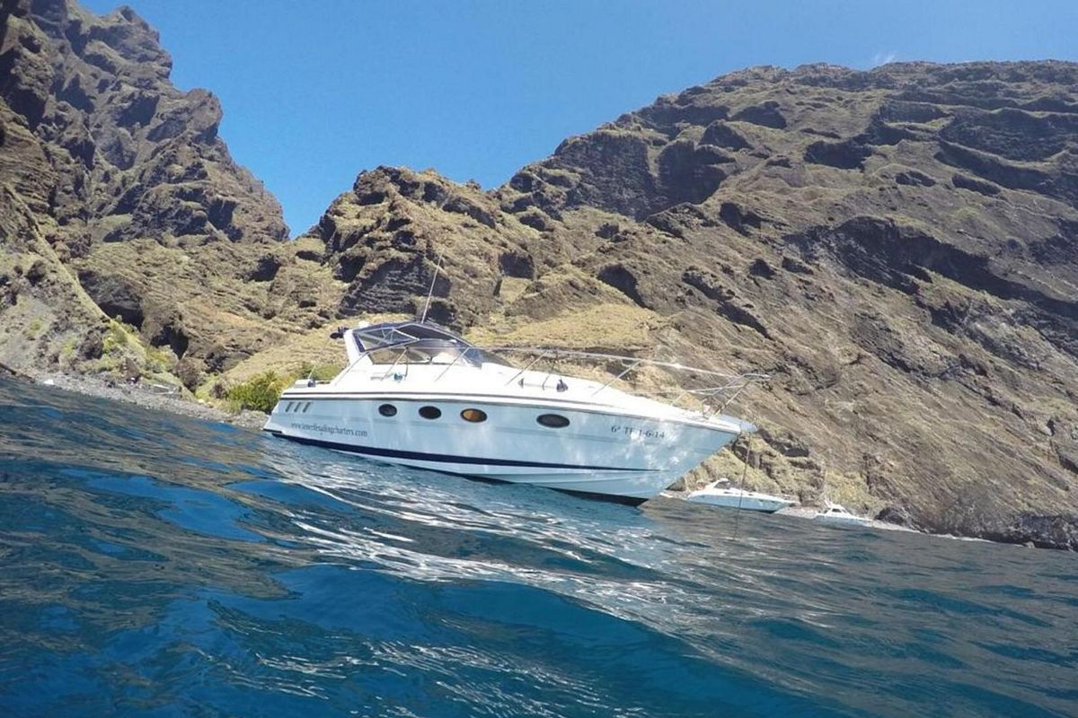 Boot ankert vor den Klippen auf Teneriffa.