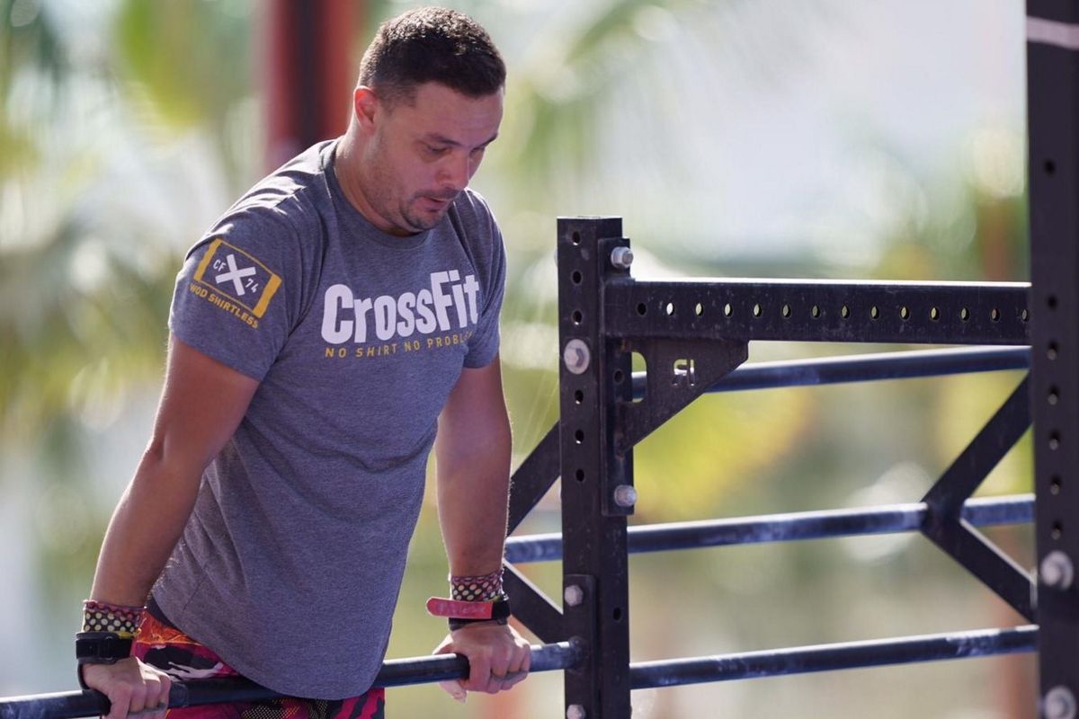 Mann, der Barre-Übungen im Outdoor-Fitnessstudio auf Teneriffa macht.