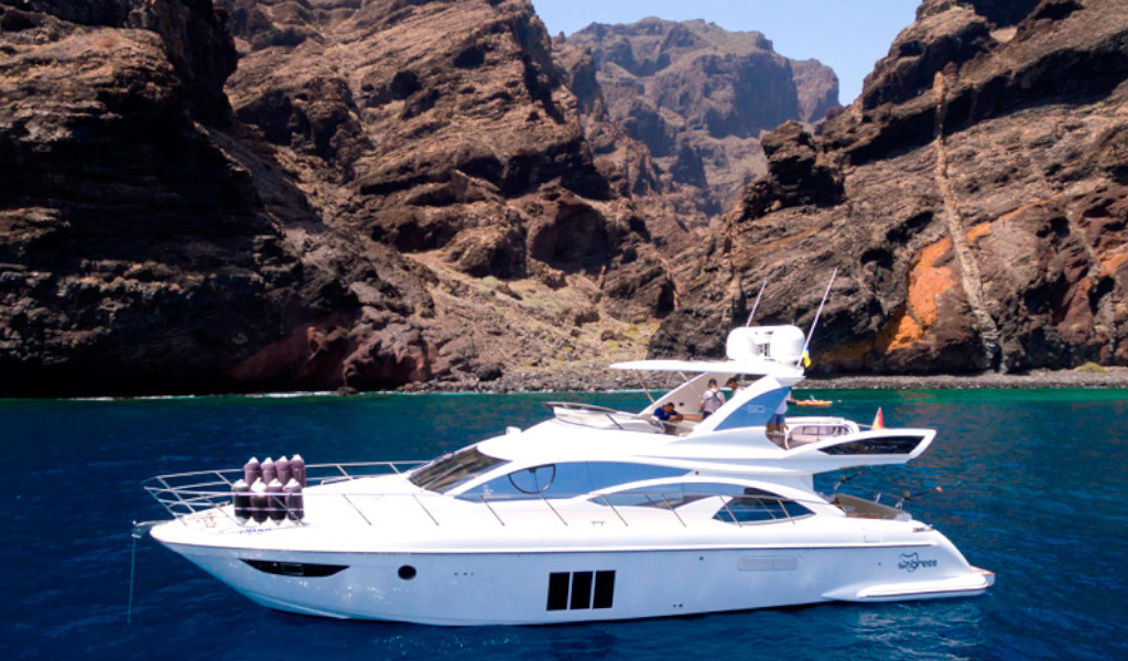 Yacht, die vor den Klippen von Los Gigantes, Teneriffa, segelt.