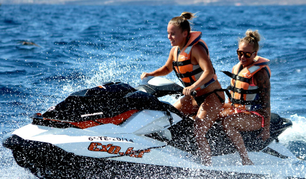 Menschen auf Jetski auf See in der Nähe von Teneriffa.