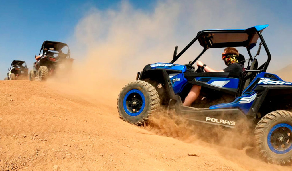 Polaris RZR Geländefahrzeuge auf Schotterstraßen auf Teneriffa.