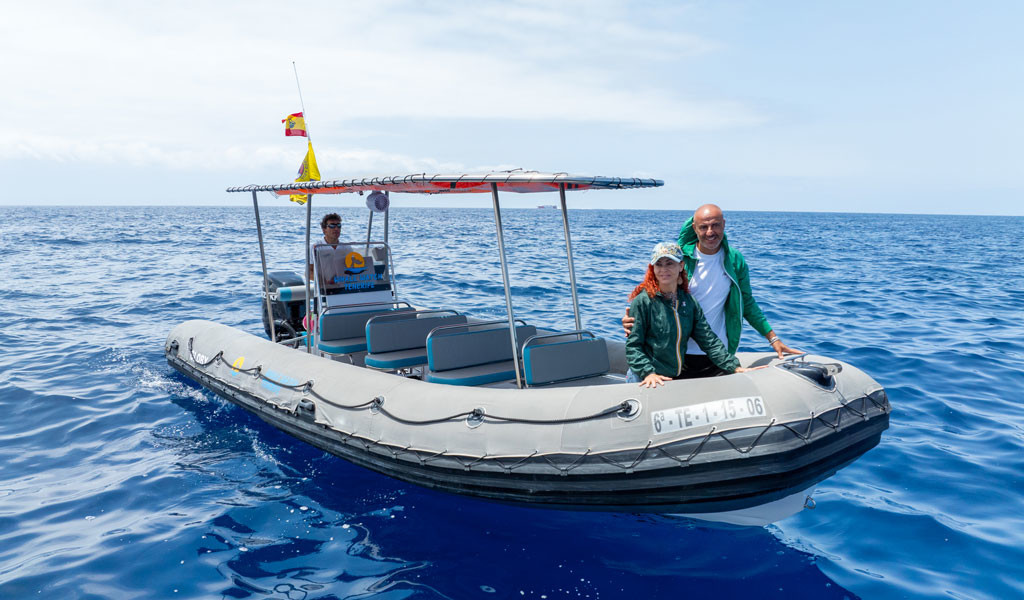 Menschen in einem aufblasbaren Boot über dem Meer auf Teneriffa.