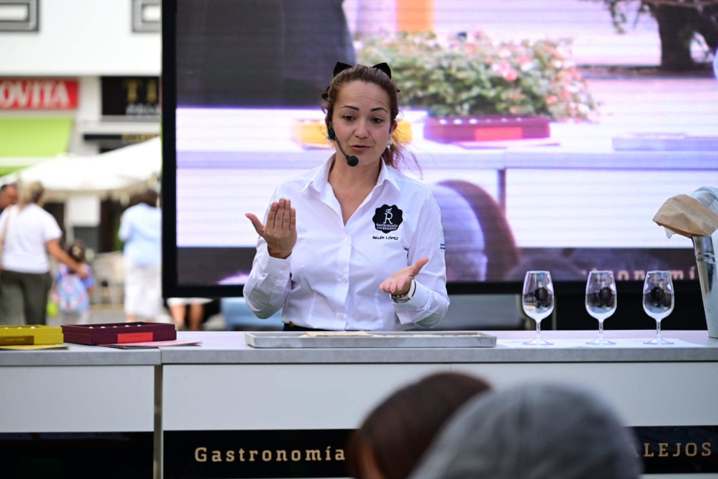 Person, die eine kulinarische Vorführung bei einer gastronomischen Veranstaltung in Los Realejos macht.
