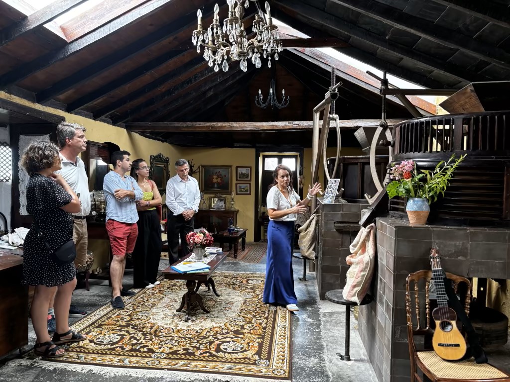 Eine Gruppe von Menschen in einem traditionellen kanarischen Raum auf Teneriffa, die einer Erklärung zuhören.