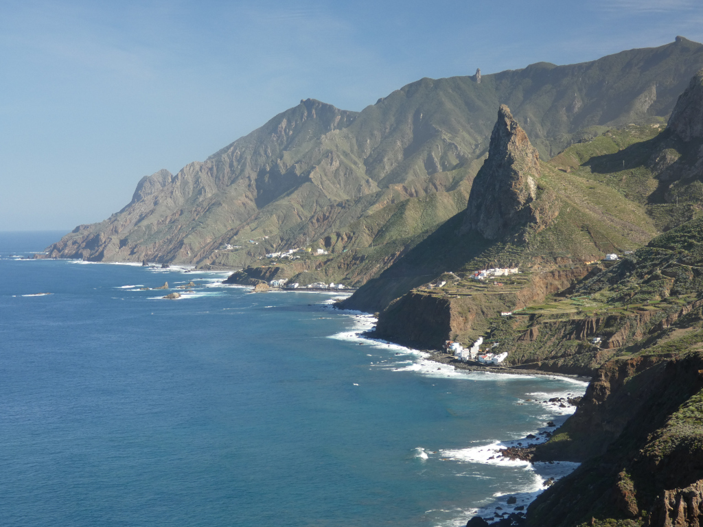 Die bergige Küste Teneriffas mit blauem Wasser und grünen Klippen.