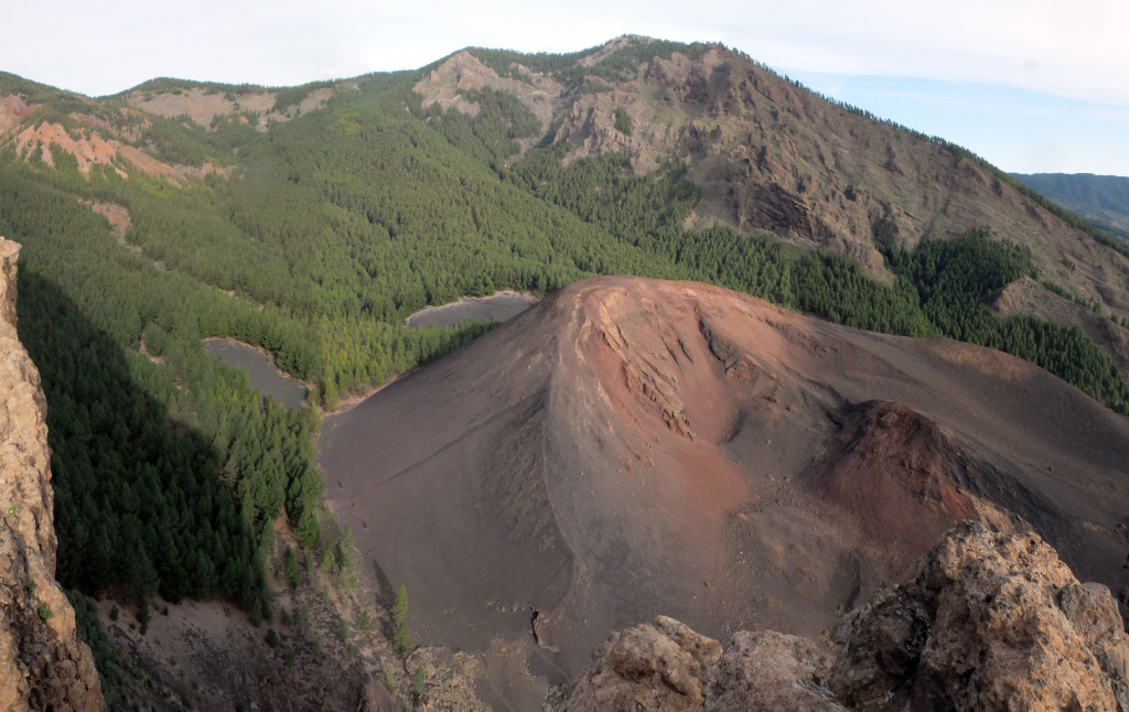 Blick auf den von Wald umgebenen Vulkankrater in El Hierro, Teneriffa.