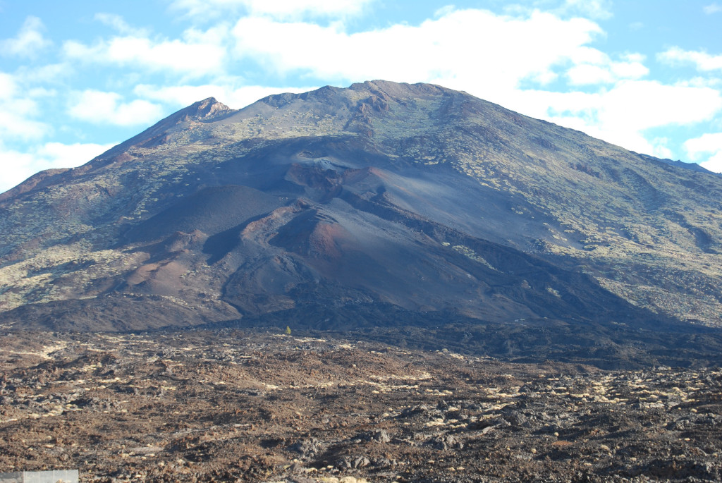 Teide-Gipfel auf Teneriffa, vulkanische Landschaft und blauer Himmel.