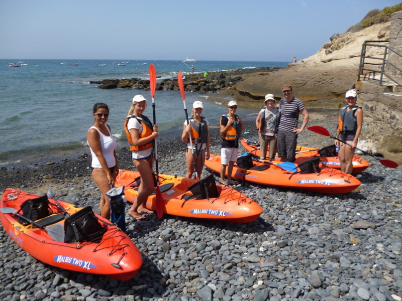 Gruppe mit Kajaks am Strand auf Teneriffa, bereit für einen Ausflug.
