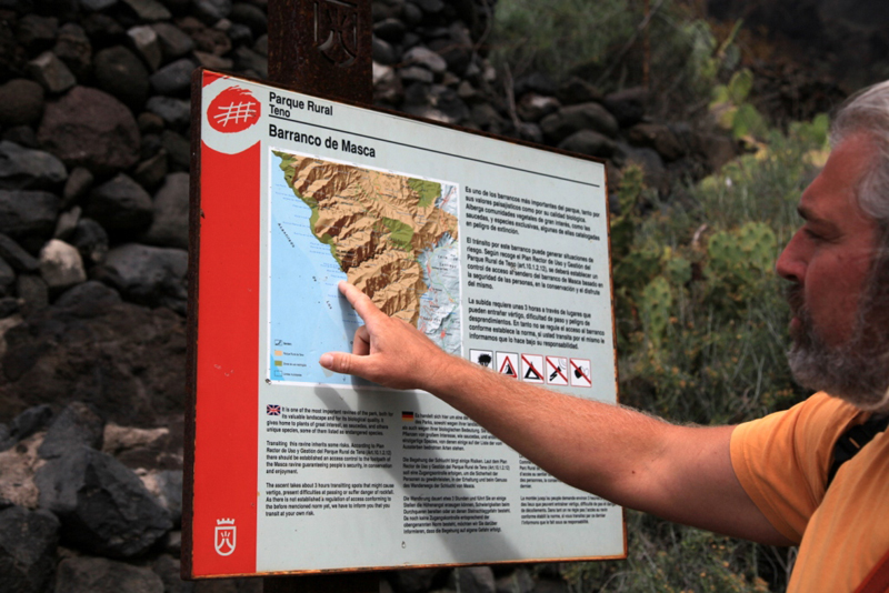 Informatives Schild für Barranco de Masca im Teno Rural Park mit Karte und Warnungen.