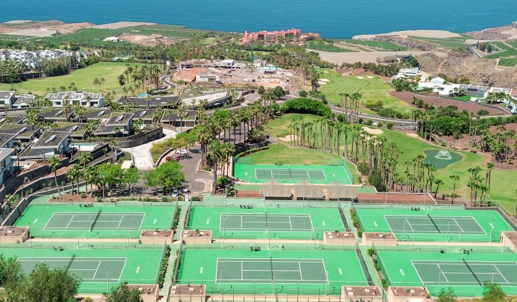 Luftaufnahme von Tennisplätzen und Golfplätzen auf Teneriffa am Meer.