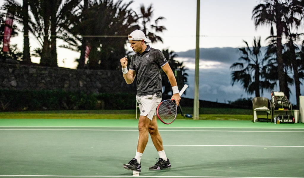 Tennisspieler feiert bei Sonnenuntergang auf dem Freiluftplatz auf Teneriffa.