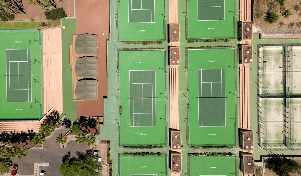 Luftaufnahme von Tennisplätzen in Abama, Teneriffa, umgeben von Grünflächen und Rastplätzen.