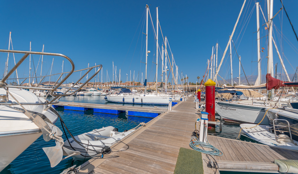 Anlege mit Segelbooten im Hafen von Las Galletas, Teneriffa.